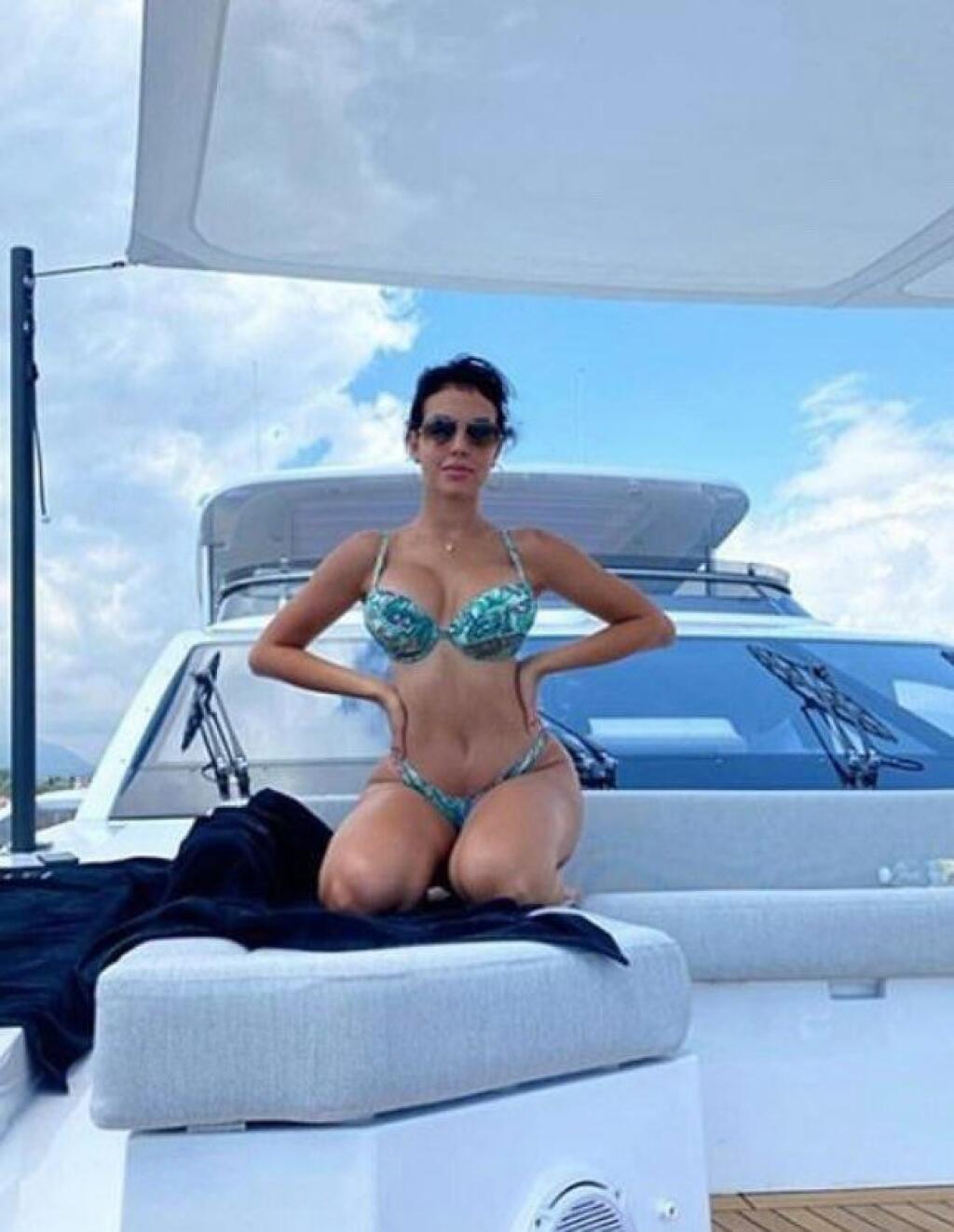 Georgina sa na jachte veľmi rada opaľuje. Nehanbí sa na nej vystaviť svoje ženské krivky.