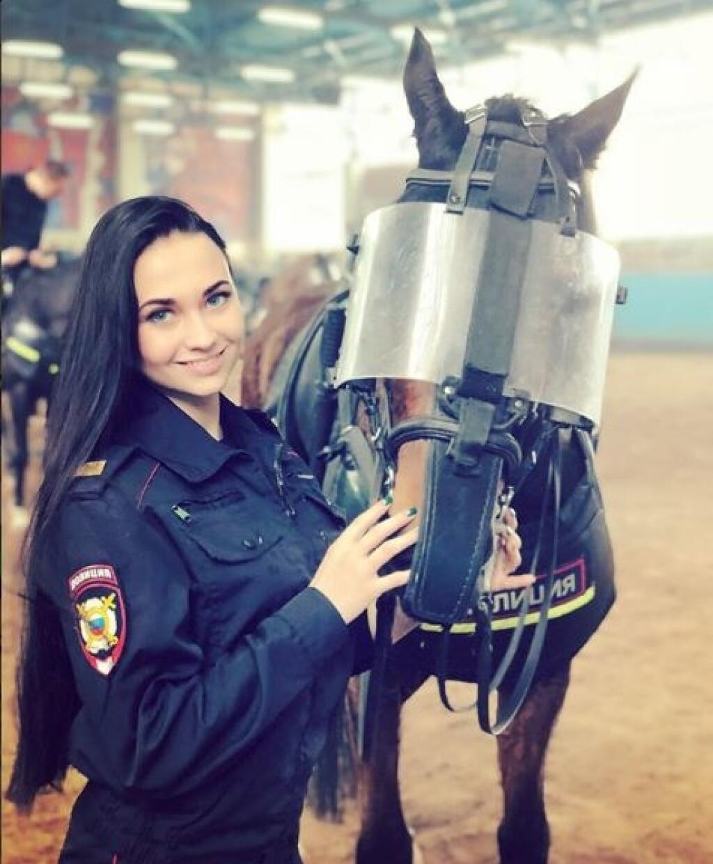 Sexi ruská policajtka Tatiana Zima sa stala hitom majstrovstiev.