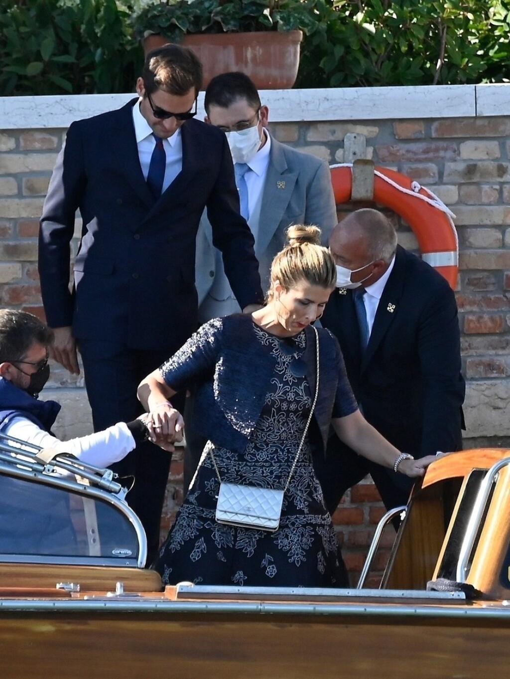 Mirka opatrne naskakovala na loďku. Nechýbal pri tom ani úsmev na tvári, ktorý sa u nej často nevidí.