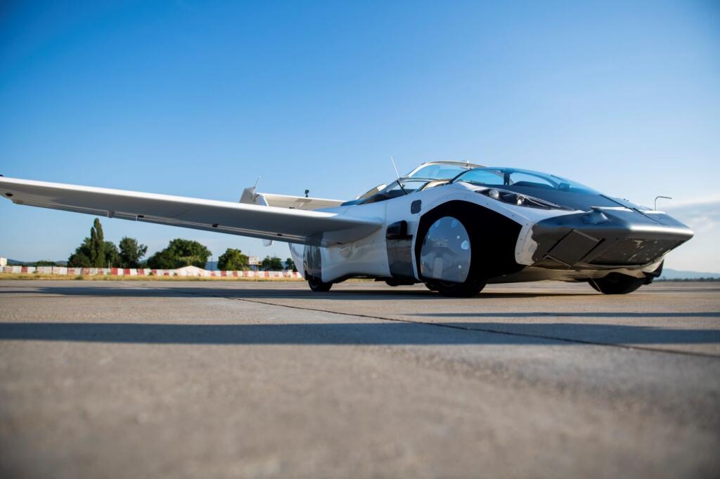 Lietajúce auto Aircar po prvý raz absolvovalo let medzi dvoma medzinárodnými letiskami