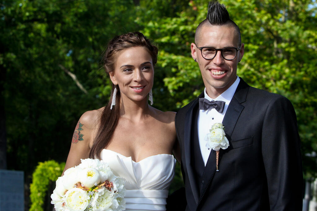 Na snímke zľava Martina a Marek Hamšíkovci po skončení svojho svadobného obradu v kaštieli Beladice. Bola to veľkolepá udalosť.