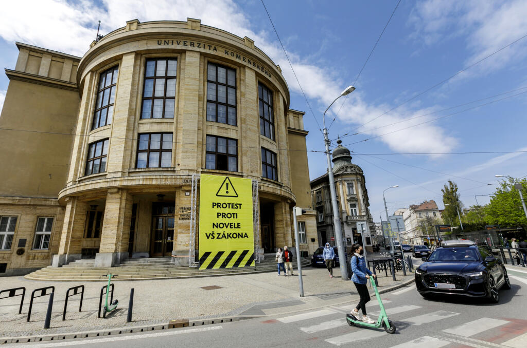 Univerzita Komenského (UK) v Bratislava pokračuje v proteste proti návrhu novely zákona o vysokých školách a trvá na zachovaní akademických práv a slobôd. Na snímke transparent na hlavnej budove UK v Bratislave 28. apríla 2021. FOTO TASR - Dano Veselský