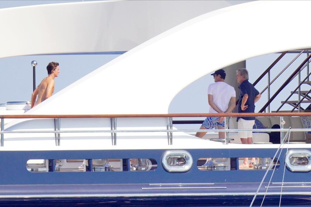Federer s rodinku bol počas našej návštevy medzi niekoľkými hosťami na jachte Symphony francúzskeho miliardára.