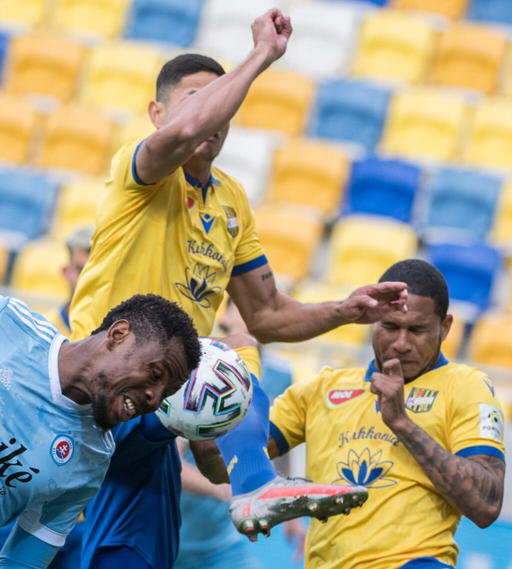Na snímke sprava Eric Javier Davis Grajales, Eric Kleybel Ramirez Matheus (obaja DAC) a Ezekiel Isoken Henty (Slovan) bojujú o loptu počas zápasu 4. kola nadstavbovej časti Fortuna ligy v skupine o titul FC DAC 1904 Dunajská Streda - ŠK Slovan Bratislava v Dunajskej Strede v nedeľu 11. apríla 2021. FOTO TASR - Martin Baumann