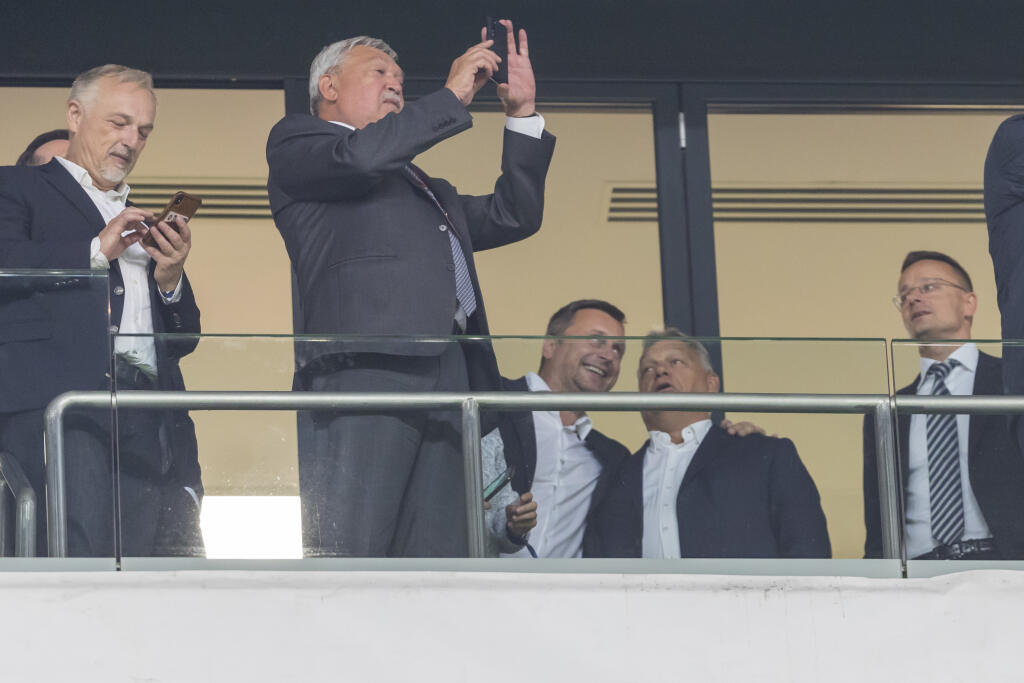S Orbánom sledoval Danko dlhé minúty futbal na tribúne, predseda SNS bol zjavne v dobrej nálade.