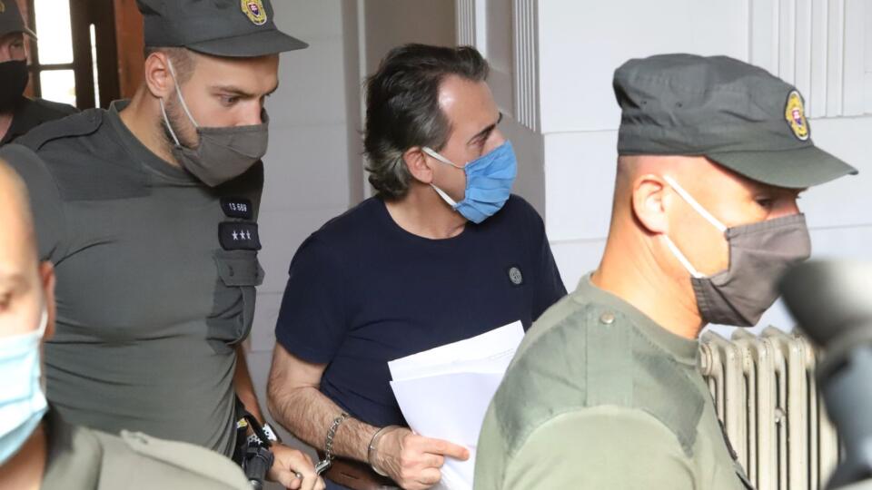 Špecializovaný trestný súd v Banskej Bystrici rozhoduje o žiadosti o predĺžení väzby bývalého súdcu Richarda M.
Na snímke exsudcu Richarda M. privádzajú na Špecializovaný trestný súd (ŠTS) v Banskej Bystrici, ktorý má rozhodnúť o žiadosti o predĺžení väzby, v pondelok 21. septembra 2020. FOTO TASR - Ján Krošlák *** Local Caption *** Richard Molnár