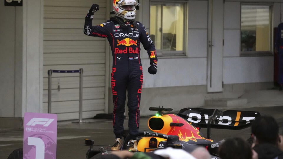 EBE 5 Suzuka - Holanďan Max Verstappen z tímu Red Bull zvíťazil na Veľkej cene Japonska, osemnástom podujatí seriálu F1 na okruhu v Suzuke v nedeľu 9. októbra 2022. Verstappen z tímu Red Bull v predstihu obhájil majstrovský titul v seriáli F1. V dramatickej Veľkej cene Japonska triumfoval pred Charlesom Leclercom z Ferrari, no ten dostal penalizáciu, vďaka ktorej má Vestappen už nedostihnuteľný náskok na čele priebežného poradia.
 FOTO TASR/AP


Red Bull driver Max Verstappen of the Netherlands 