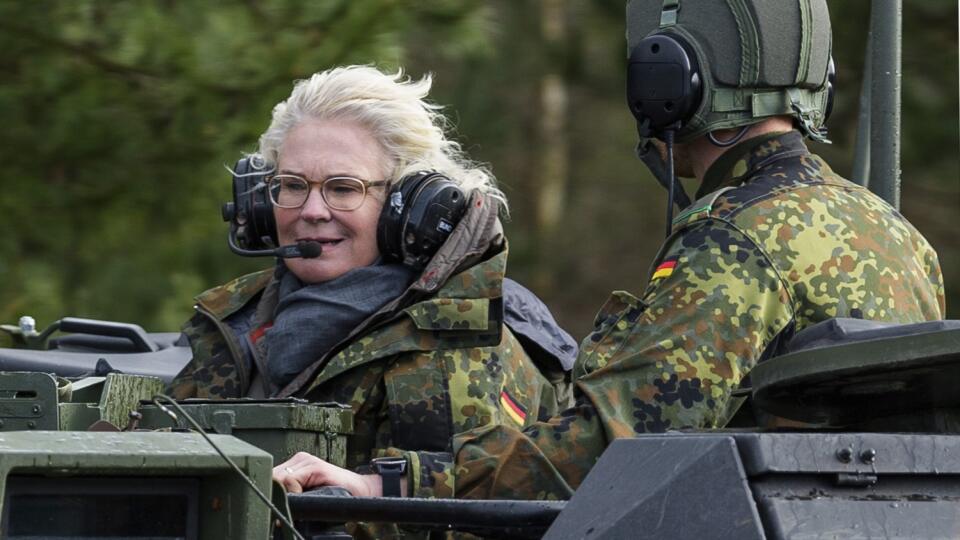 KK52 Münster - Nemecká ministerka obrany Christine Lambrechtová (vľavo) riadi tank počas návštevy v nemeckom Münsteri 7. februára 2022. Nemecko vyšle do Litvy ďalších 350 vojakov, aby tam posilnili východné krídlo Severoatlantickej aliancie. Oznámila to v pondelok nemecká ministerka obrany Christine Lambrechtová. Správa prišla v čase obáv z možnej ruskej invázie na Ukrajinu. FOTO TASR/AP
German Defence Minister Christine Lambrecht, left, rides in a tank during her visit to the Tank Training Bri
