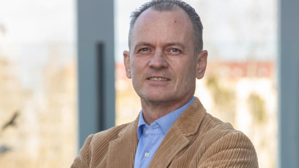 Na snímke je Ivan Bosňák, dátový analytik, ktorý sa zaoberá predikciou šírenia koronavírusu a podáva ju širokej verejnosti zrozumiteľnou formou.