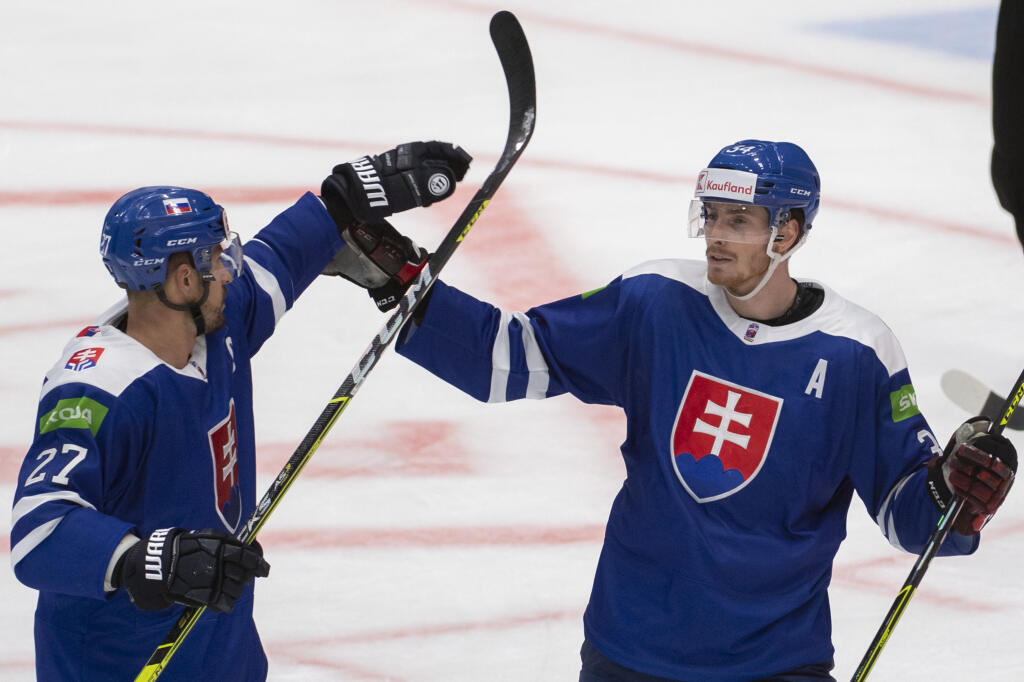 Na snímke strelec gólu vpravo Peter Cehlárik a vľavo Marek Hrivík (Slovensko) počas zápasu D-skupiny olympijskej kvalifikácie na ZOH v Pekingu Slovensko - Poľsko 27. augusta 2021 v Bratislave. FOTO TASR - Martin Baumann