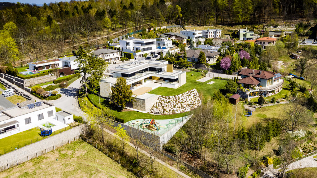 Hossa si v Trenčíne vybudoval poriadne luxusné hniezdočko, ktoré môžeme pokojne nazvať palácom, keďže ho svojou grandióznosťou a rozlohou pripomína.