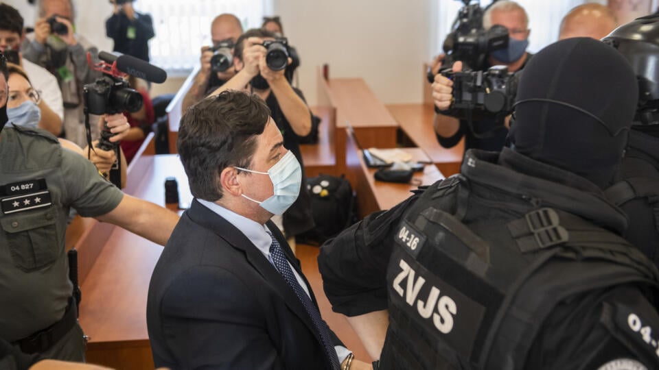 Na snímke Marian K. (uprostred) odchádza zo súdnej siene po rozsudku v kauze vraždy novinára Jána Kuciaka a jeho snúbenice Martiny Kušnírovej na Špecializovanom trestnom súde (ŠTS) v Pezinku 3. septembra 2020. Senát ŠTS vo štvrtok oslobodil spod obžaloby v kauze vraždy novinára Jána Kuciaka a jeho snúbenice Martiny Kušnírovej obžalovaných Mariana K. a Alenu Zs. Obžalovaného Tomáša Sz. súd uznal vinným a vymeral mu trest 25 rokov odňatia slobody. Rozsudok nie je právoplatný. Rodičia zavraždených
