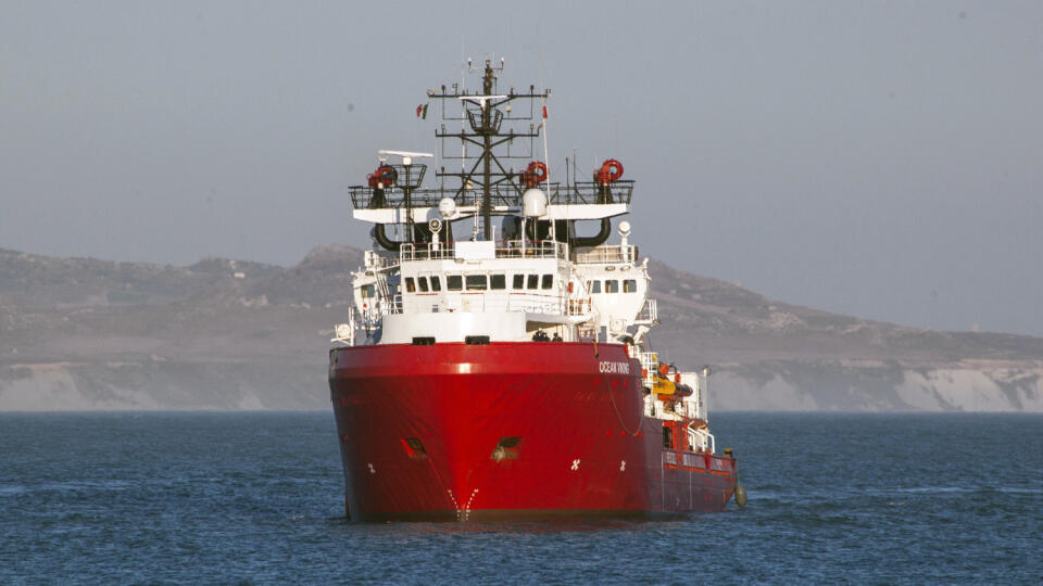 KK2 Porto Empedocle - Na snímke loď Ocean Viking v prístave Porto Empedocle 6. júla 2020. igrantov z plavidla ľudskoprávnej organizácie SOS Mediterranée, ktorých koncom júna zachránili z člnov pašerákov ľudí v strednej časti Stredozemného mora, v pondelok večer v jednom zo sicílskych prístavov premiestnili na iné plavidlo. Informovala o tom v pondelok agentúra AFP. Loď Ocean Viking so 180 migrantmi na palube zakotvila krátko po 20.00 h SELČ po deviatich dňoch strávených na mori v prístave Porto