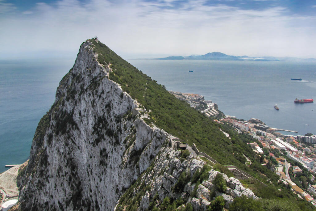 Gibraltárska úžina, pod ktorou je podľa legendy tunel medzi dvoma kontinentmi.