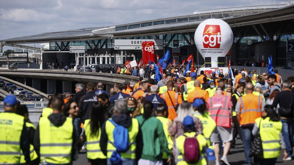 JB 18 Paríž - Francúzski odborári štrajkujú pred terminálom na letisku Roissy - Charles de Gaulle, severne od Paríža 1. júla 2022. Viaceré lety dnes zrušili pre štrajk francúzskych odborov na letisku v Paríži ako aj na ďalších francúzskych letiskách. Protestujúci odporári žiadajú zvýšenie platov v súvislosti so zrýchlením inflácie. FOTO TASR/AP
Unionists strikers demonstrate outside a terminal Friday, July 1, 2022 at Roissy airport, north of Paris. Flights from Roissy-Charles de Gaulle airport