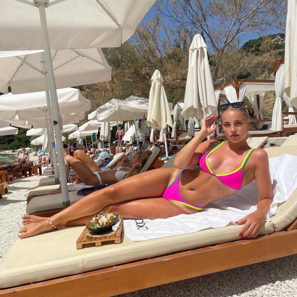 Sexi Ana Maria Markovič sa okrem futbalu živí aj modelingom. Určite sa v ňom nestratí.