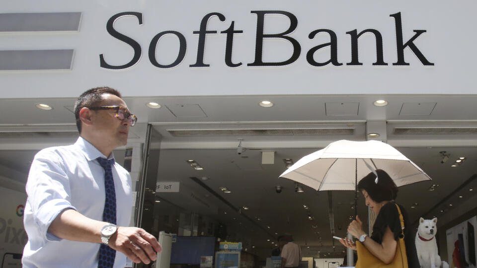 KK1 Tokio - Na archívnej snímke zo 7. augusta 2019 ľudia kráčajú okolo pobočky Softbank v Tokiu. Japonský telekomunikačný a investičný gigant SoftBank v 1. kvartáli 2020 prebiehajúceho fiškálneho roka (do 31. marca 2021) zvýšil čistý zisk o 11,9 % na 1,26 bilióna JPY (10,10 miliardy eur) z 1,12 bilióna JPY v rovnakom období vlani. Zisk na akciu stúpol na 589,96 JPY z 532,09 JPY. FOTO TASR/AP
FILE - In this Aug. 7, 2019, file photo, people walk by a SoftBank shop in Tokyo. Japanese technology con