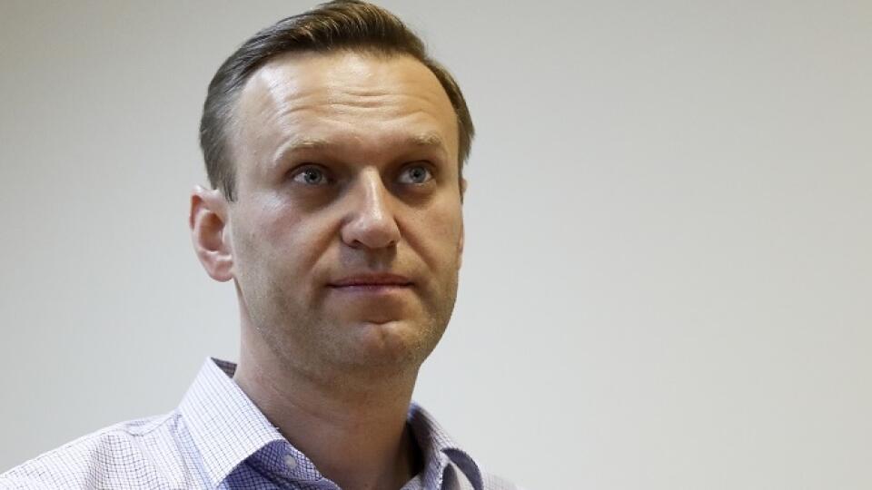 KK27 Moskva - Ruský opozičný líder Alexej Navaľnyj stojí v súdnej sieni 2. októbra 2017 v Moskve. Moskovský súd v pondelok poslal ruského opozičného vodcu Alexeja Navaľného do väzenia na 20 dní za opakované porušovanie zákona pri organizovaní hromadných podujatí. FOTO TASR/AP
Russian opposition leader Alexei Navalny stands in a court room in Moscow, Russia, Monday, Oct. 2, 2017. A Moscow court on Monday sent Russian opposition leader Alexei Navalny to jail for 20 days for calling for an unsanct