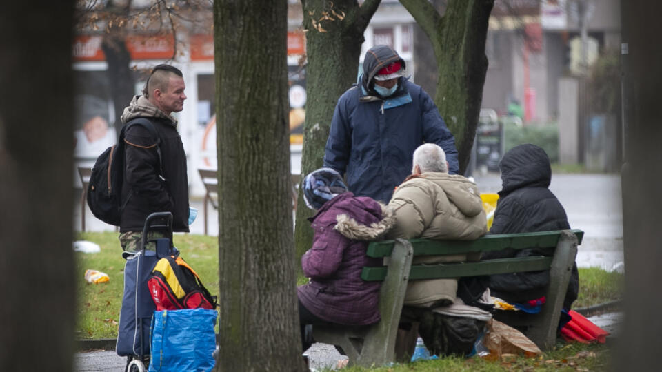 Situácia v Bratislave, počas prvého dňa predvianočného lockdownu s dôvodu masívneho šírenia koronavírusu Covid - 19. Na snímke sú ľudia bez domova na lavičke v parku na Račianskom mýte.