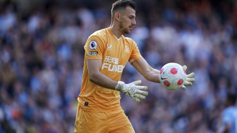 KK60 Manchester - Slovenský brankár Martin Dúbravka z Newcastle United počas zápasu 36. kola anglickej Premier League Manchester City - Newcastle United 8. mája 2022 v Manchestri. FOTO TASR/AP
Newcastle's goalkeeper Martin Dubravka handles the ball during the English Premier League soccer match between Manchester City and Newcastle United at Etihad stadium in Manchester, England, Sunday, May 8, 2022. (AP Photo/Jon Super)