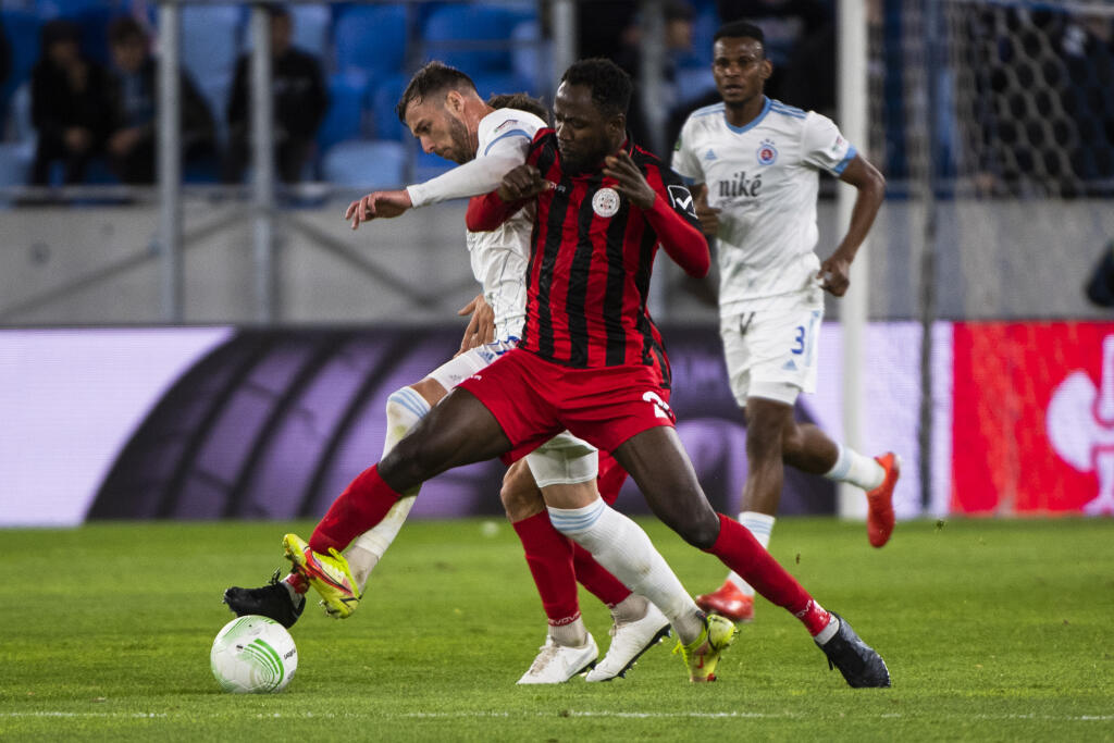 Na snímke zľava Aleksandar Čavrič (Slovan), Mustapha Yahaya (Lincoln) a Uche Agbo (Slovan) v zápase F-skupiny 3. kola skupinovej fázy Európskej konferenčnej ligy (EKL) ŠK Slovan Bratislava - Lincoln Red Imps v Bratislave vo štvrtok 21. októbra 2021. FOTO TASR - Jaroslav Novák