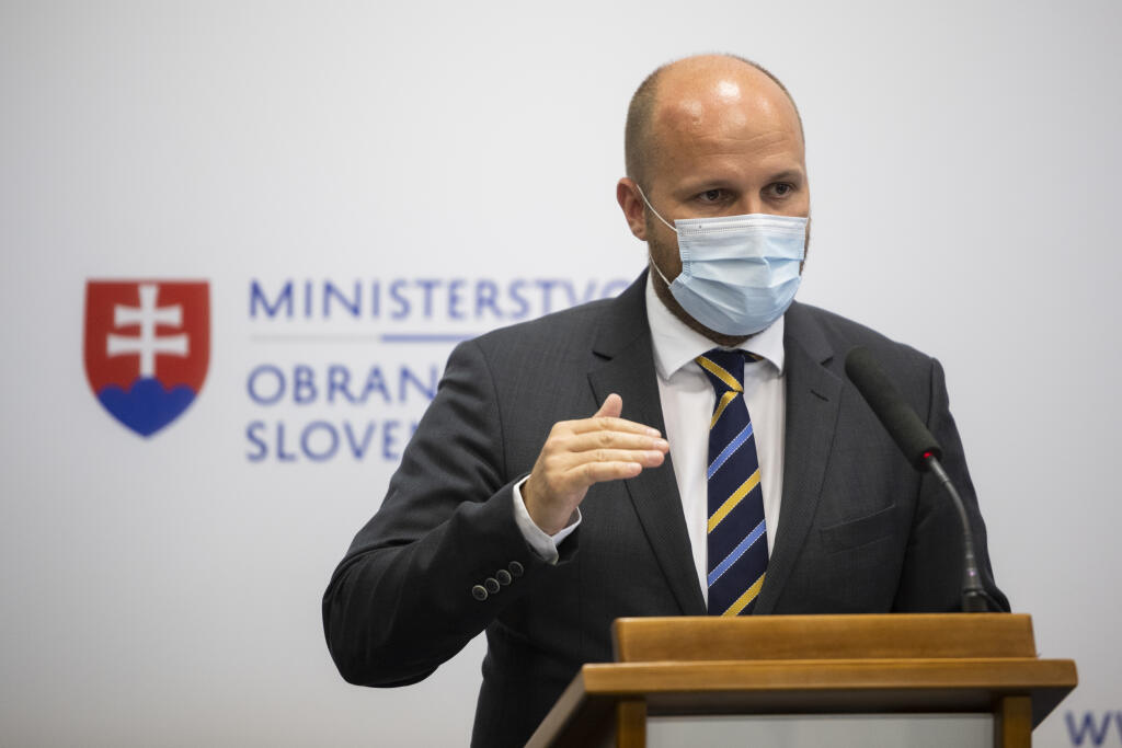 Na snímke minister obrany SR Jaroslav Naď počas tlačovej konferencie o záveroch vyšetrovania minuloročnej leteckej nehody stíhacieho lietadla MiG-29 v Bratislave 13. júla 2020. FOTO TASR - Jaroslav Novák