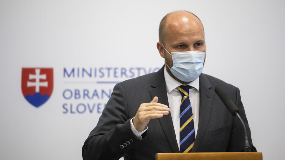 Na snímke minister obrany SR Jaroslav Naď počas tlačovej konferencie o záveroch vyšetrovania minuloročnej leteckej nehody stíhacieho lietadla MiG-29 v Bratislave 13. júla 2020. FOTO TASR - Jaroslav Novák