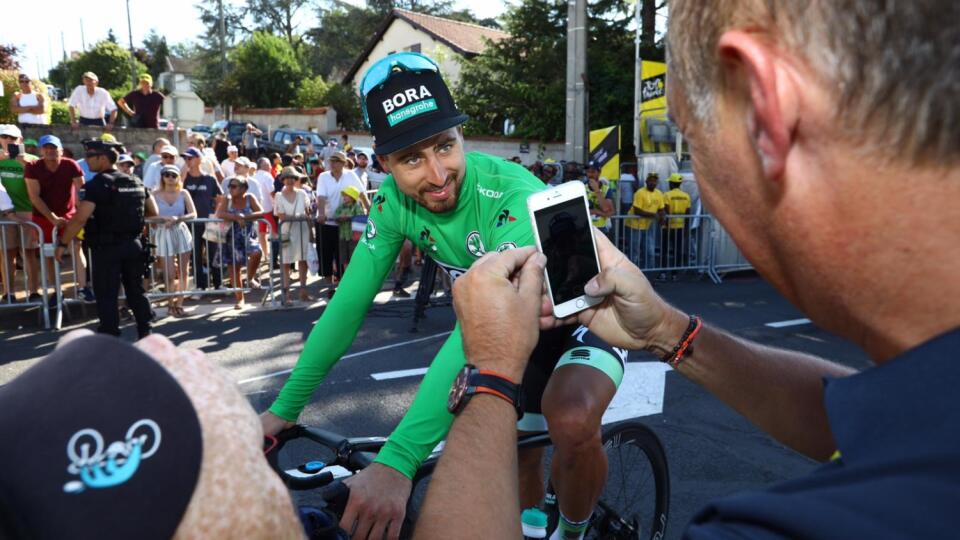 Hoci náročná etapa vyšťavila cyklistov, Peter Sagan si v cieli nevydýchol. Rozdal tradične niekoľko fotografií a podpisov.