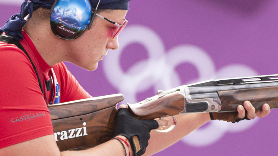 Na snímke slovenská strelkyňa Zuzana Rehák Štefečeková vo finále trapu na XXXII. letných olympijských hrách v Tokiu vo štvrtok 29. júla 2021. Rehák Štefečeková získala vo štvrtok zlatú olympijskú medailu v trape. Pre slovenskú výpravu vybojovala prvý cenný kov na hrách v Tokiu. Pre Rehák Štefečekovú je to najvýraznejší úspech v kariére a tretia medaila z OH. V rovnakej disciplíne získala striebro v roku 2008 v Pekingu i v roku 2012 v Londýne. FOTO TASR - Martin Baumann