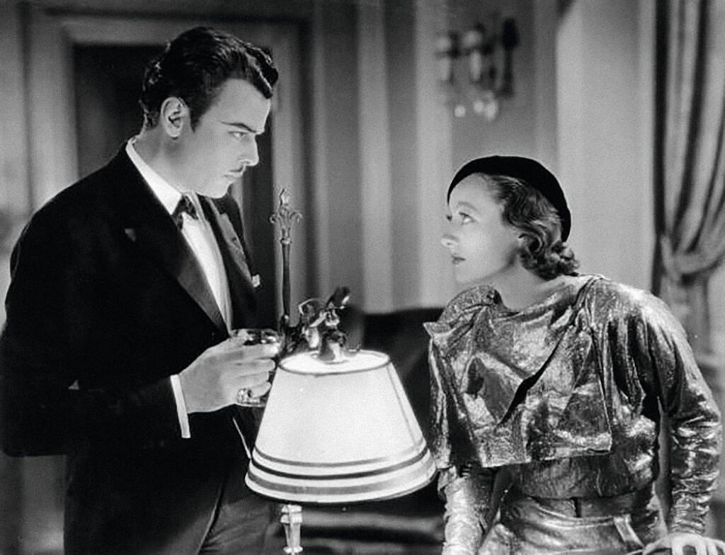 Plecné vypchývky sa prvýkrát objvaili vo filme Letty Lynton v roku 1932.