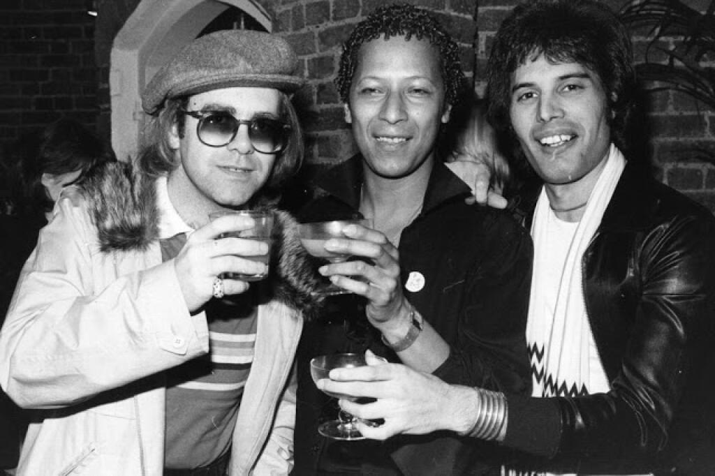 Spevák Queen Freddie Mercury a spevák Elton John, vľavo a Peter Straker, v strede, tiež spevák.