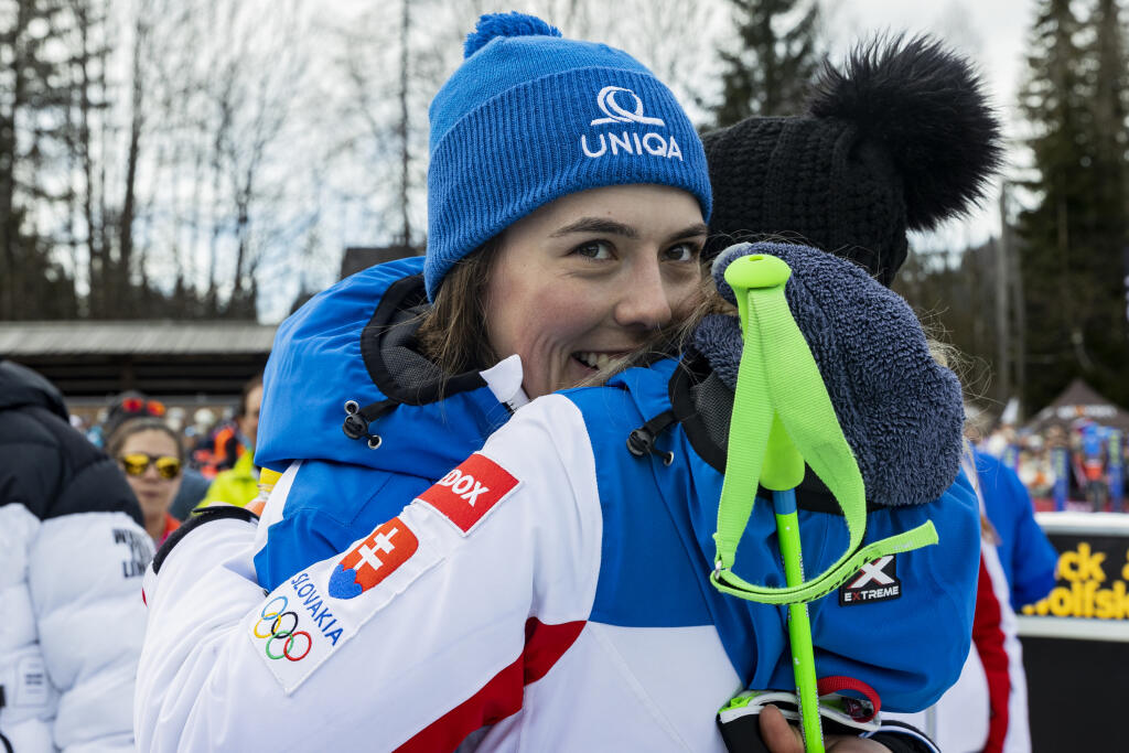Na snímke Petra Vlhová a Petra Hudecová v cieli druhého kola pretekov obrovského slalomu Svetového pohára v alpskom lyžovaní žien v Kranjskej Gore.