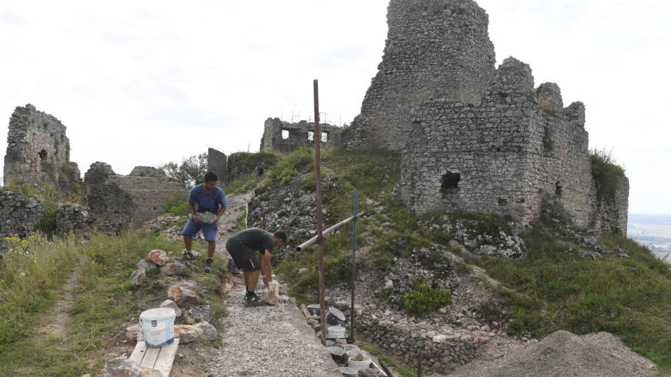 V obnove hradu nad obcou Turňa nad Bodvou v okrese Košice-okolie pokračuje aj toto leto občianske združenie (OZ) Castrum Thorna.