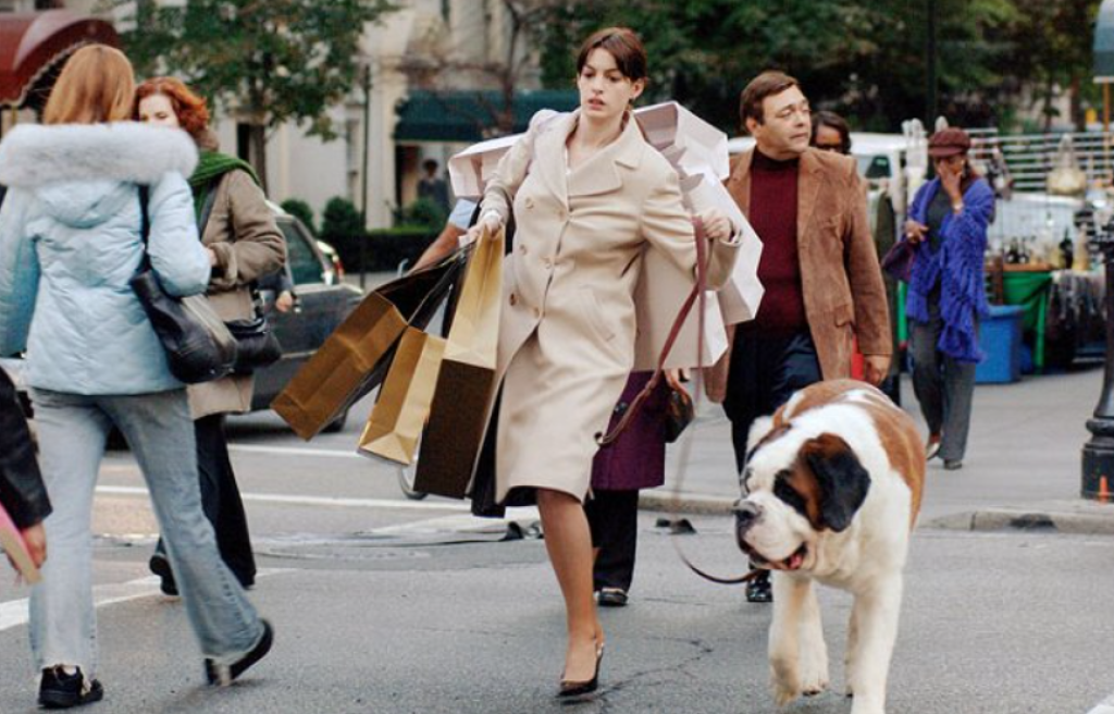 Anne Hathaway vo filme Diabol nosí Pradu (2006).