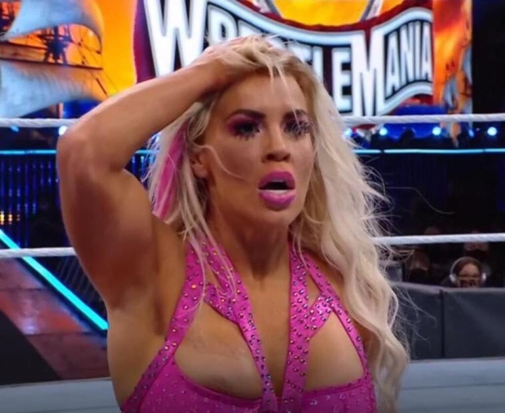 Sexi wrestlerke sa prihodil nečakaný trapas, keď jej z podprsenky vykukla bradavka. Tú teraz obdivuje celý svet.
