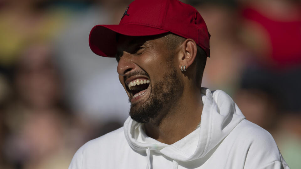 Kyrgios sa musel uspokojiť s trofejou pre zdolaného finalistu.