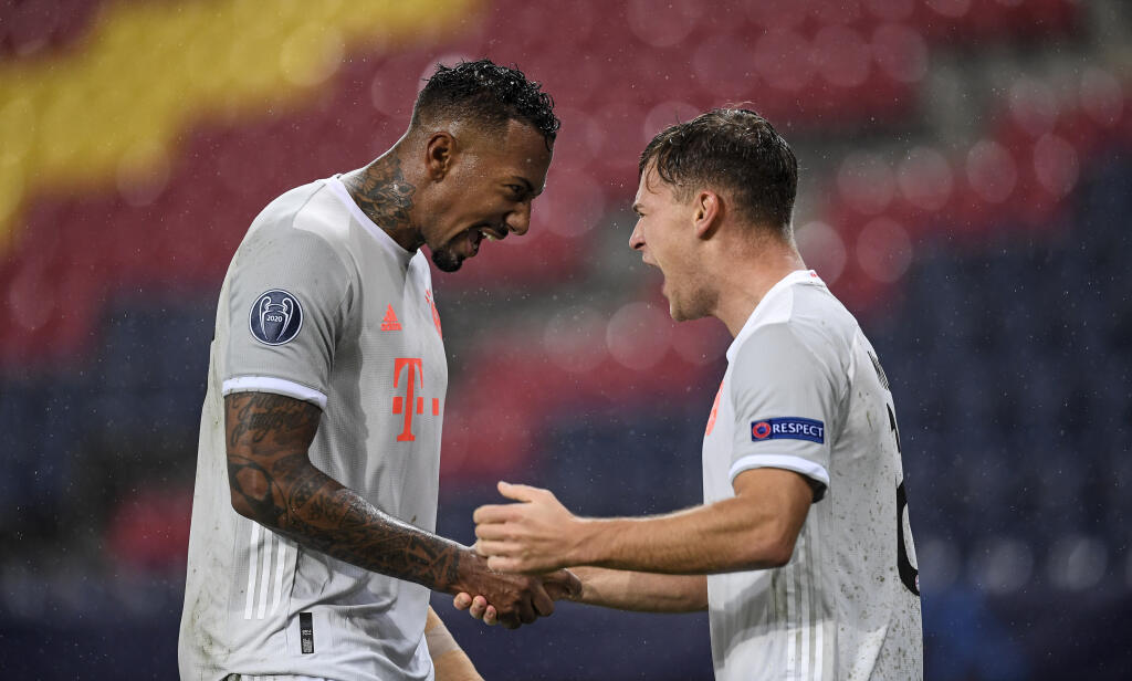 WA 13 Salzburg - Na snímke futbalisti Bayernu Mníchov Jerome Boateng (vľavo) a Joshua Kimmich sa tešia po strelení gólu počas zápasu A-skupiny 3. kola skupinovej fázy Ligy majstrov FC Red Bull Salzburg - Bayern Mníchov 3. novembra 2020 v Salzburgu. FOTO TASR/AP
Bayern's Jerome Boateng, left, celebrates with Bayern's Joshua Kimmich, right, after he scored his side's third goal during the Champions League group A soccer match between RB Salzburg and Bayern Munich in Salzburg, Austria, Tuesday, N