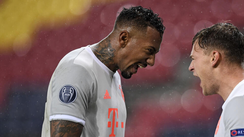 WA 13 Salzburg - Na snímke futbalisti Bayernu Mníchov Jerome Boateng (vľavo) a Joshua Kimmich sa tešia po strelení gólu počas zápasu A-skupiny 3. kola skupinovej fázy Ligy majstrov FC Red Bull Salzburg - Bayern Mníchov 3. novembra 2020 v Salzburgu. FOTO TASR/AP
Bayern's Jerome Boateng, left, celebrates with Bayern's Joshua Kimmich, right, after he scored his side's third goal during the Champions League group A soccer match between RB Salzburg and Bayern Munich in Salzburg, Austria, Tuesday, N