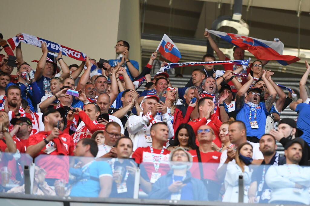Na snímke fanúšikovia Slovenska na tribúne pred zápasom E-skupiny na majstrovstvách Európy vo futbale Poľsko - Slovensko 14. júna 2021 v ruskom Petrohrade. FOTO TASR - Martin Baumann