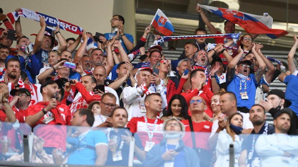 Na snímke fanúšikovia Slovenska na tribúne pred zápasom E-skupiny na majstrovstvách Európy vo futbale Poľsko - Slovensko 14. júna 2021 v ruskom Petrohrade. FOTO TASR - Martin Baumann