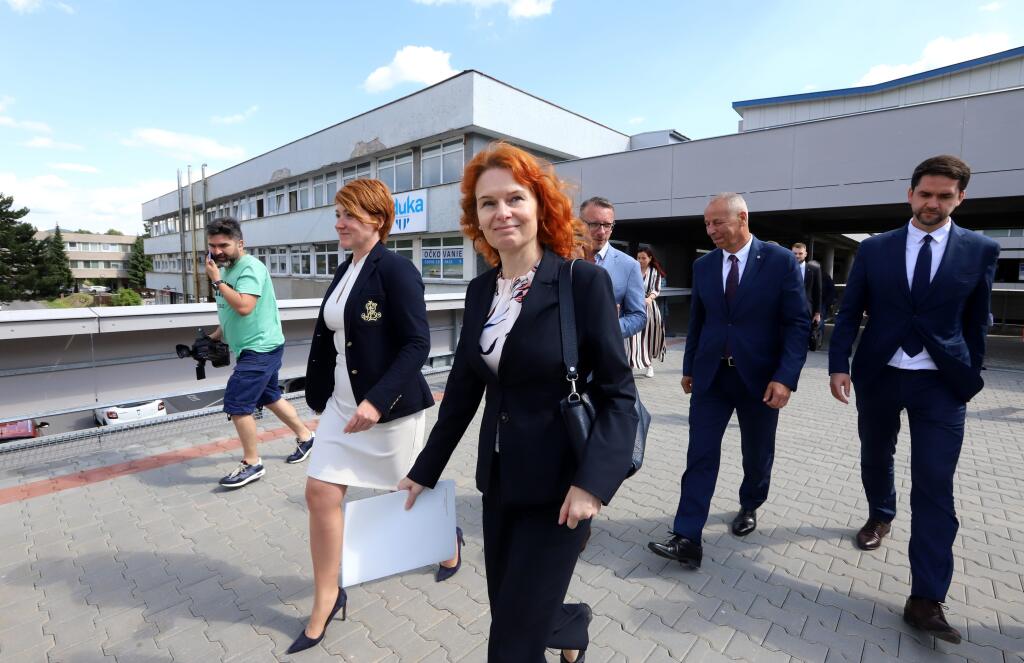 Na snímke sprava podpredsedníčka Vlády SR pre plán obnovy a odolnosti a využívanie eurofondov Lívia Vašáková a riaditeľka nemocnice Miriam Lapuníková v areáli v areáli Fakultnej nemocnice s poliklinikou F. D. Roosevelta Banská Bystrica po tlačovej konferencii na tému stavu projektu jej výstavby v Banskej Bystrici v stredu 28. júna 2023. FOTO TASR - Ján Krošlák
