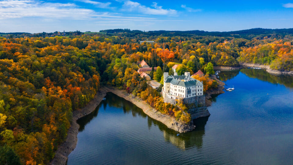 Aerial,View,Chateau,Orlik,,Above,Orlik,Reservoir,In,Beautiful,Autumn