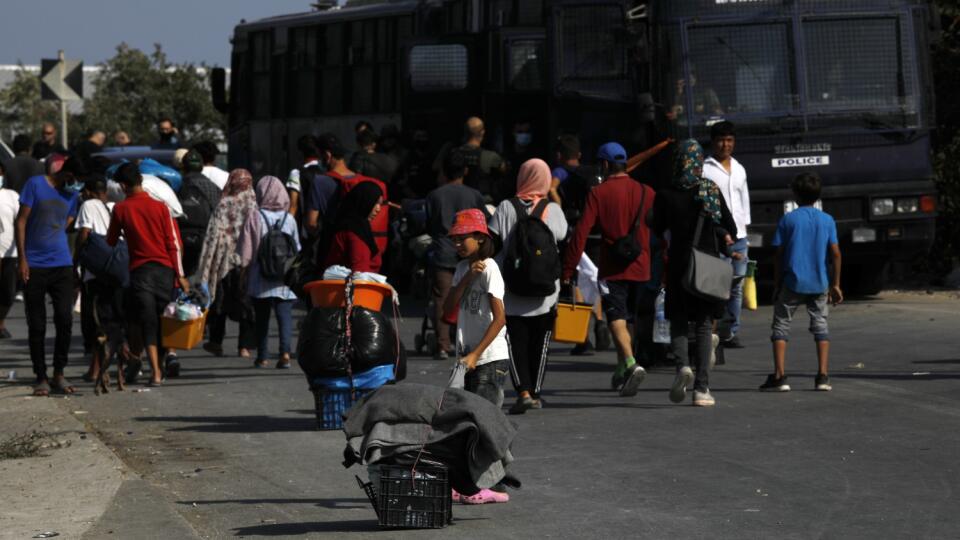 KK14 Lesbos - Migranti sa presúvajú so svojimi vecami z tábora Morie do mesta Mytilene na gréckom ostrove Lesbos 12. septembra 2020. Grécka polícia ostrove Lesbos spustila vo štvrtok operáciu, ktorej cieľom je presťahovať stovky migrantov bez prístrešia do provizórneho stanového tábora. Ide o obyvateľov preľudneného tábora Moria, ktorý minulý týždeň zničil rozsiahly požiar. FOTO TASR/AP
Migrants carry their belongings as they flee a road leading from Moria to the capital of Mytilene, on the nor