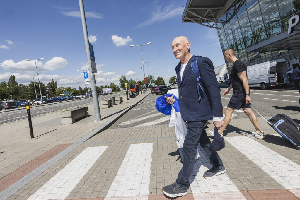 Hráčí seniorskej reprezentácie prileteli po skončení účinkovania na Majstrovstvách sveta v ľadovom hokeji vo Fínsku späť do Bratislavy. Na letisku ich čakala početná skupinka fanúšikov.