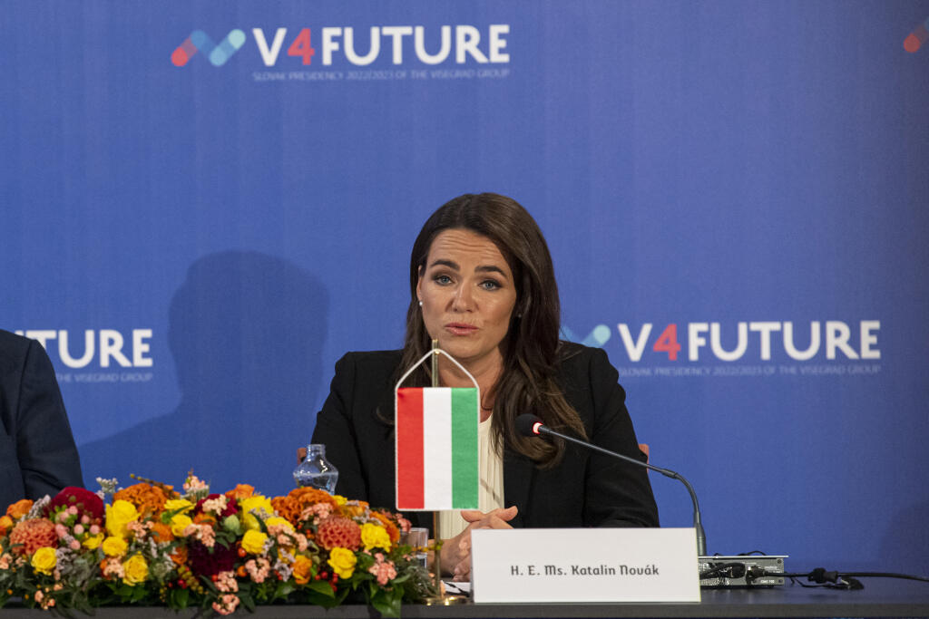 Stretnutie prezidentov krajín Vyšehradskej štvorky (V4) v Primaciálnom paláci v Bratislave 11. októbra 2022. Prezidentka SR Zuzana Čaputová privítala českého prezidenta Miloša Zemana, poľského prezidenta Andrzeja Dudu a maďarskú prezidentku Katalin Novákovú. Na snímke prezidentka Maďarska Katalin Nováková počas tlačovej konferencie. FOTO TASR - Michal Svítok