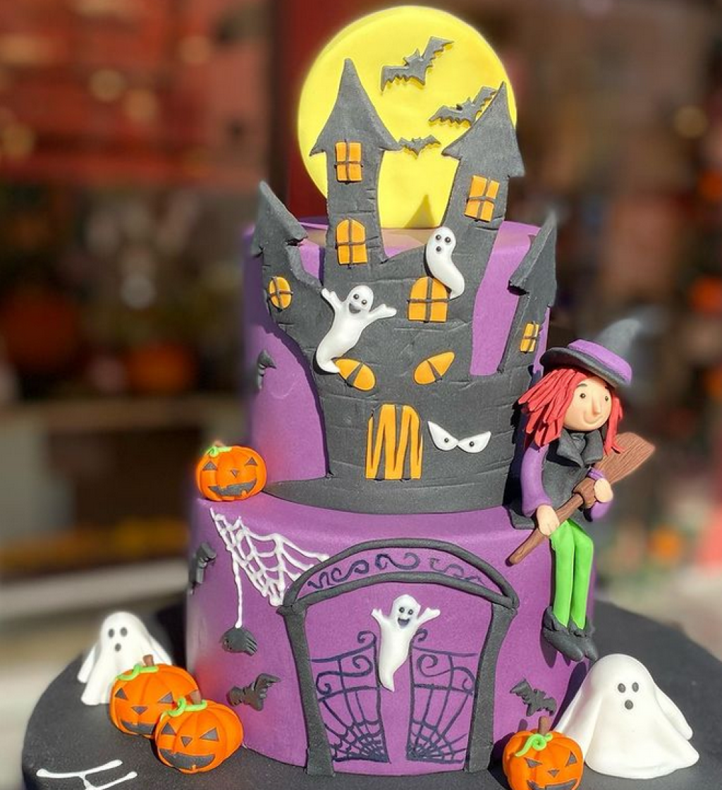 Halloweenská torta pre deti vyzerá ako rozprávka.