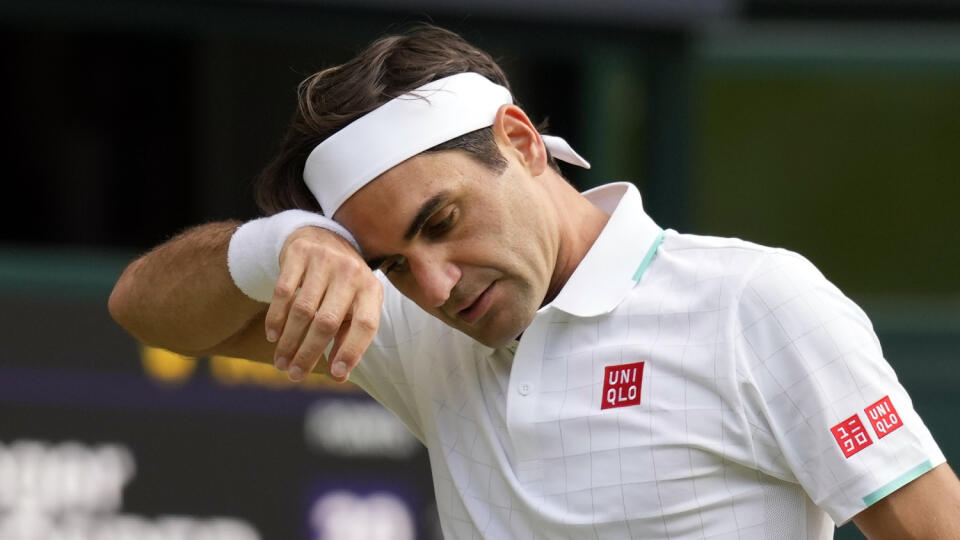 WA 59 archív Londýn - Na archívnej snímke zo 7. júla 2021 švajčiarsky tenista Roger Federer si utiera čelo počas štvrťfinále mužskej dvojhry proti Poliakovi Hubertovi Hurkaczovi na grandslamovom turnaji vo Wimbledone. Federer sa odhlásil z nadchádzajúcich turnajov ATP v Cincinnati a Toronte. Ako dôvod uviedol pretrvávajúce problémy s operovaným kolenom. V Toronte sa nepredstavia ani olympijský šampión z Tokia Alexander Zverev a finalista Wimbledonu Matteo Berrettini. FOTO TASR/AP 
 



FILE - In