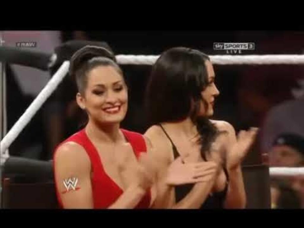 Wrestlingová hviezda Brie Bella si neustriehla šaty.