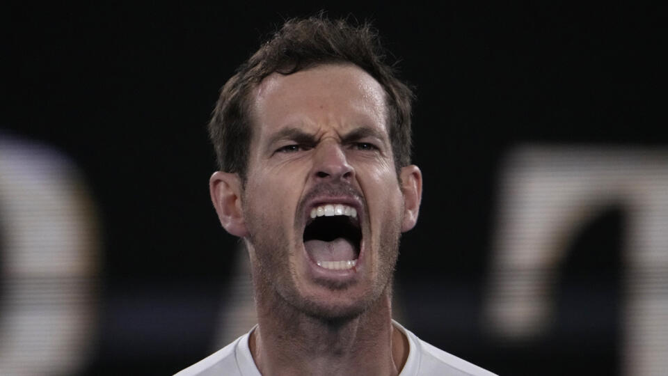 WA 26 Melbourne - Britský tenista Andy Murray sa teší po výhre nad domácim Thanasiom Kokkinakisom v zápase 2. kola mužskej dvojhry na grandslamovom turnaji Australian Open v Melbourne vo štvrtok 19. januára 2023. V dramatickom päťsetovom stretnutí, ktoré trvalo takmer šesť hodín, zdolal Kokkinakisa 4:6, 6:7 (4), 7:6 (5), 6:3 a 7:5. FOTO TASR/AP

Andy Murray of Britain reacts after defeating Thanasi Kokkinakis of Australia at the Australian Open tennis championship in Melbourne, Australia, Friday