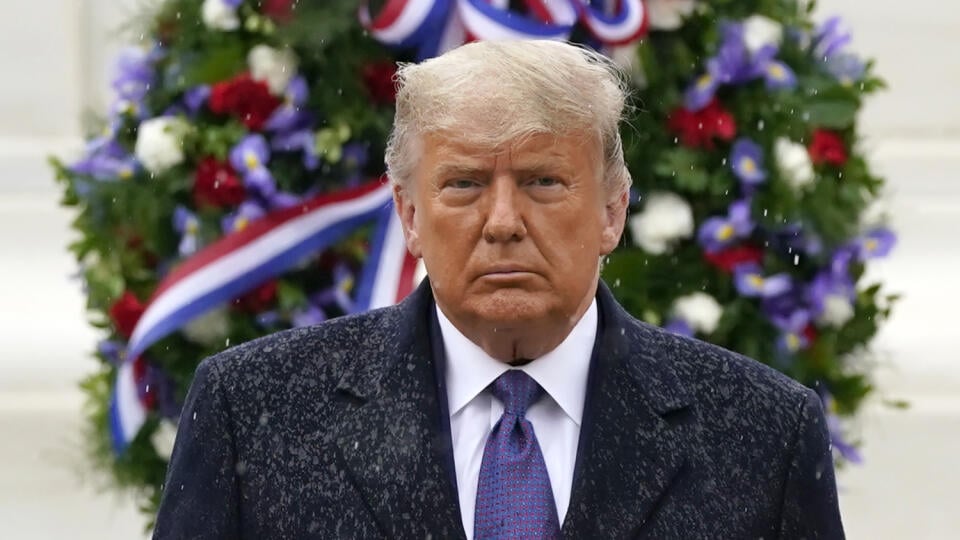 JB 24 Arlington - Americký prezident Donald Trump odchádza po tom, ako položil veniec počas spomienkového zhromaždenia pri príležitosti Dňa veteránov na Arlingtonskom národnom cintoríne v americkom meste Arlington 11. novembra 2020. FOTO TASR/AP

President Donald Trump participates in a Veterans Day wreath laying ceremony at the Tomb of the Unknown Soldier at Arlington National Cemetery in Arlington, Va., Wednesday, Nov. 11, 2020. (AP Photo/Patrick Semansky)